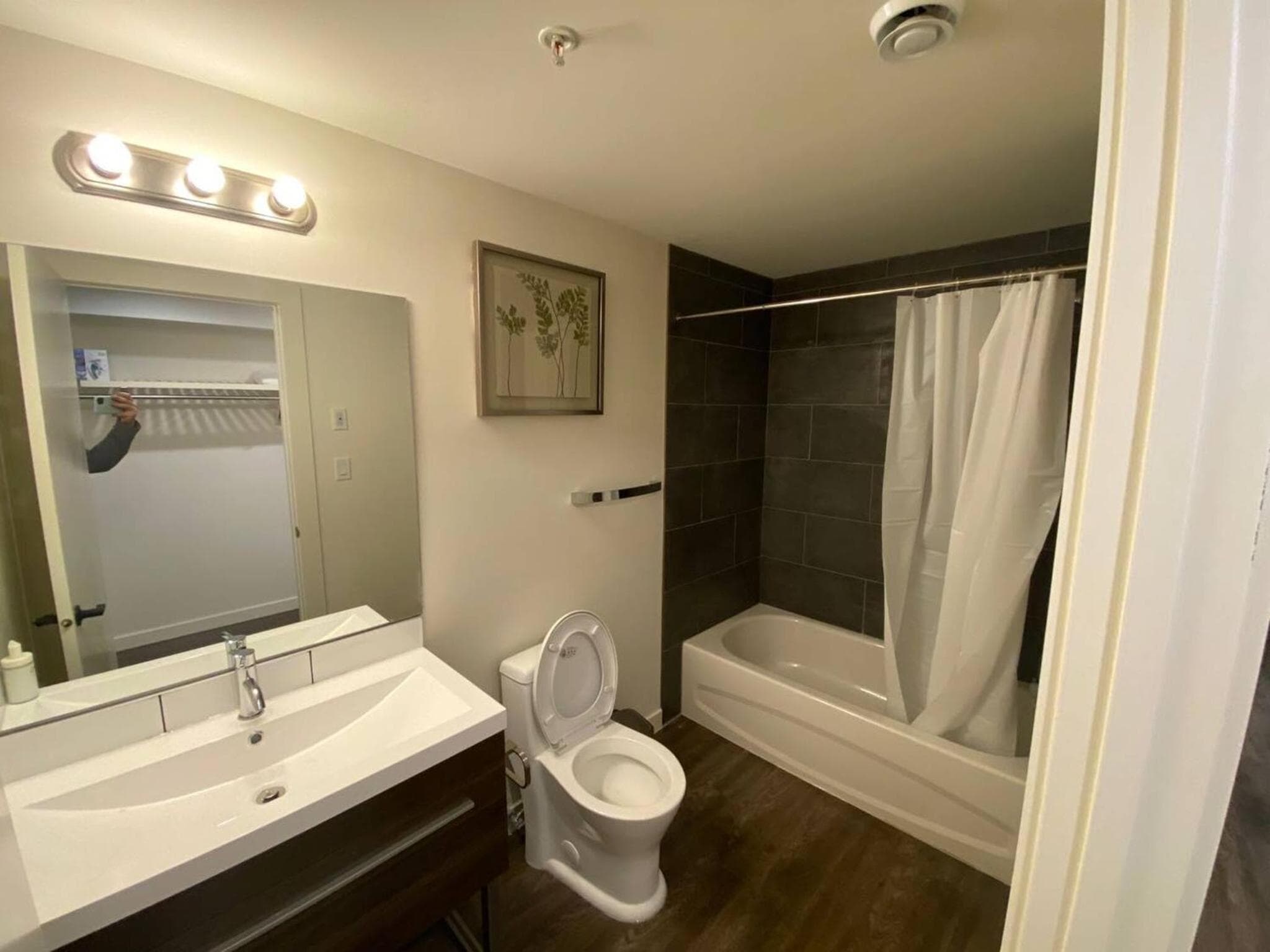 Brand New Dt 1 Br Close To All Edmonton, Canada