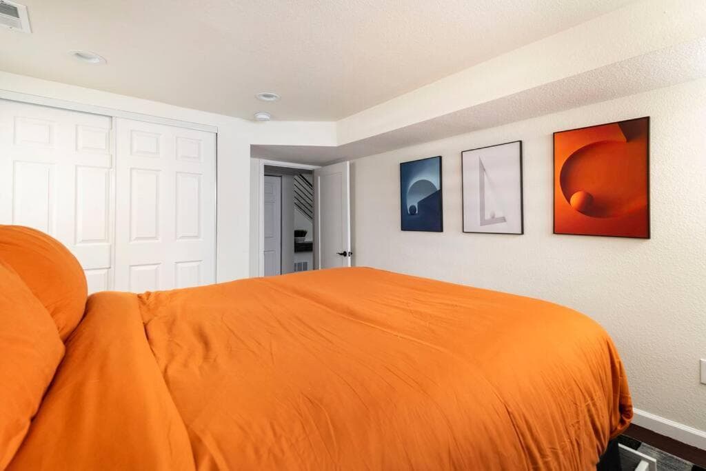 Blueberry 3BR house with private entrance & Hottub