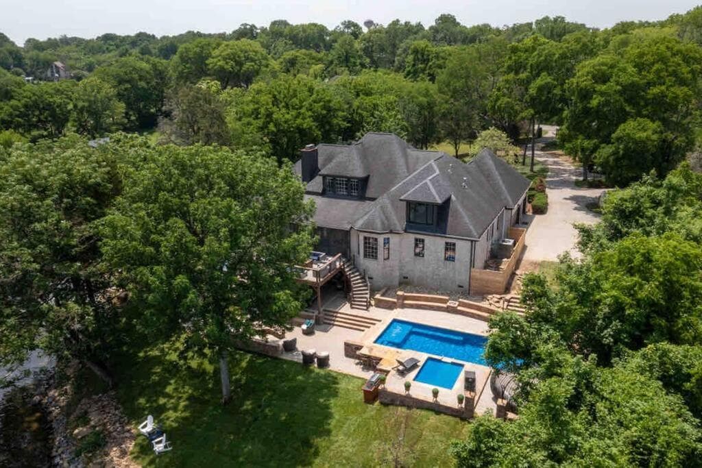 Luxury@Lake Mansion Pool/Hot Tub for Discerning Tastes