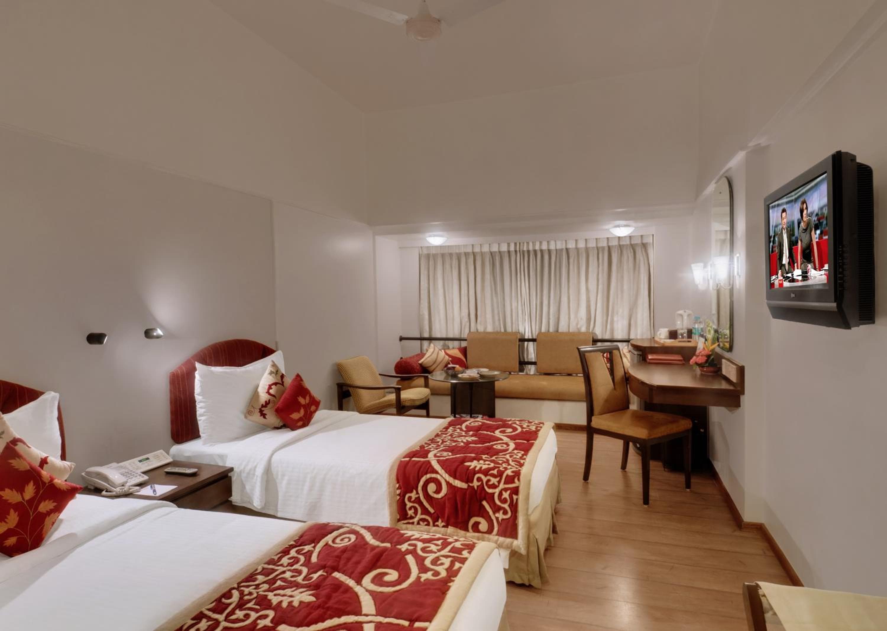 Hotel Kohinoor Continental, Airport