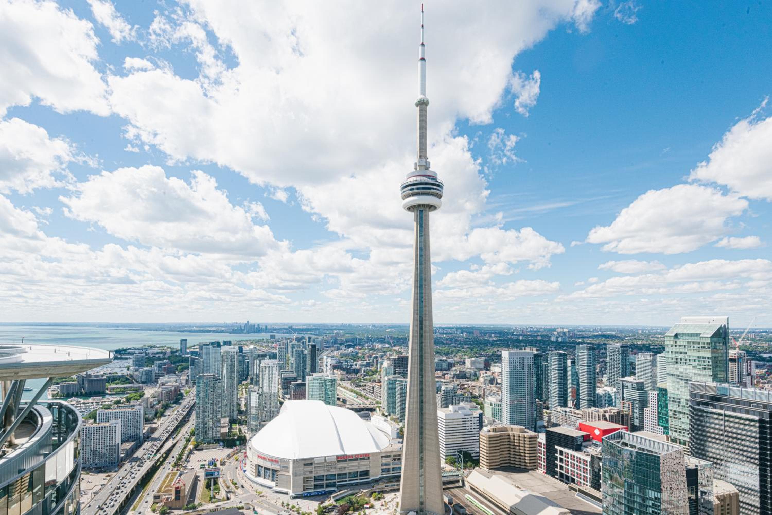 Beautiful Luxurious Modern Condo With Breathtaking Views