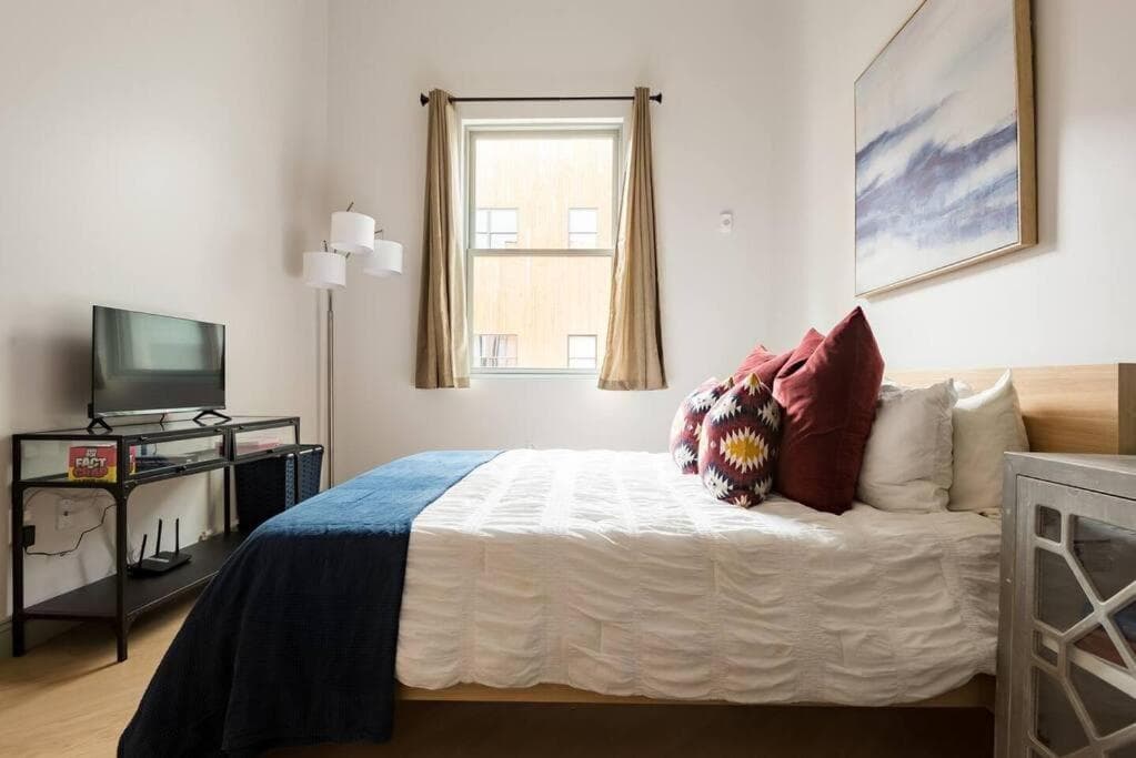 Trendy Condo! Close to everthing Downtown