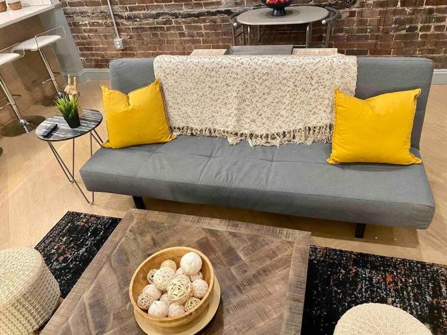 Trendy Condo! Close to everthing Downtown