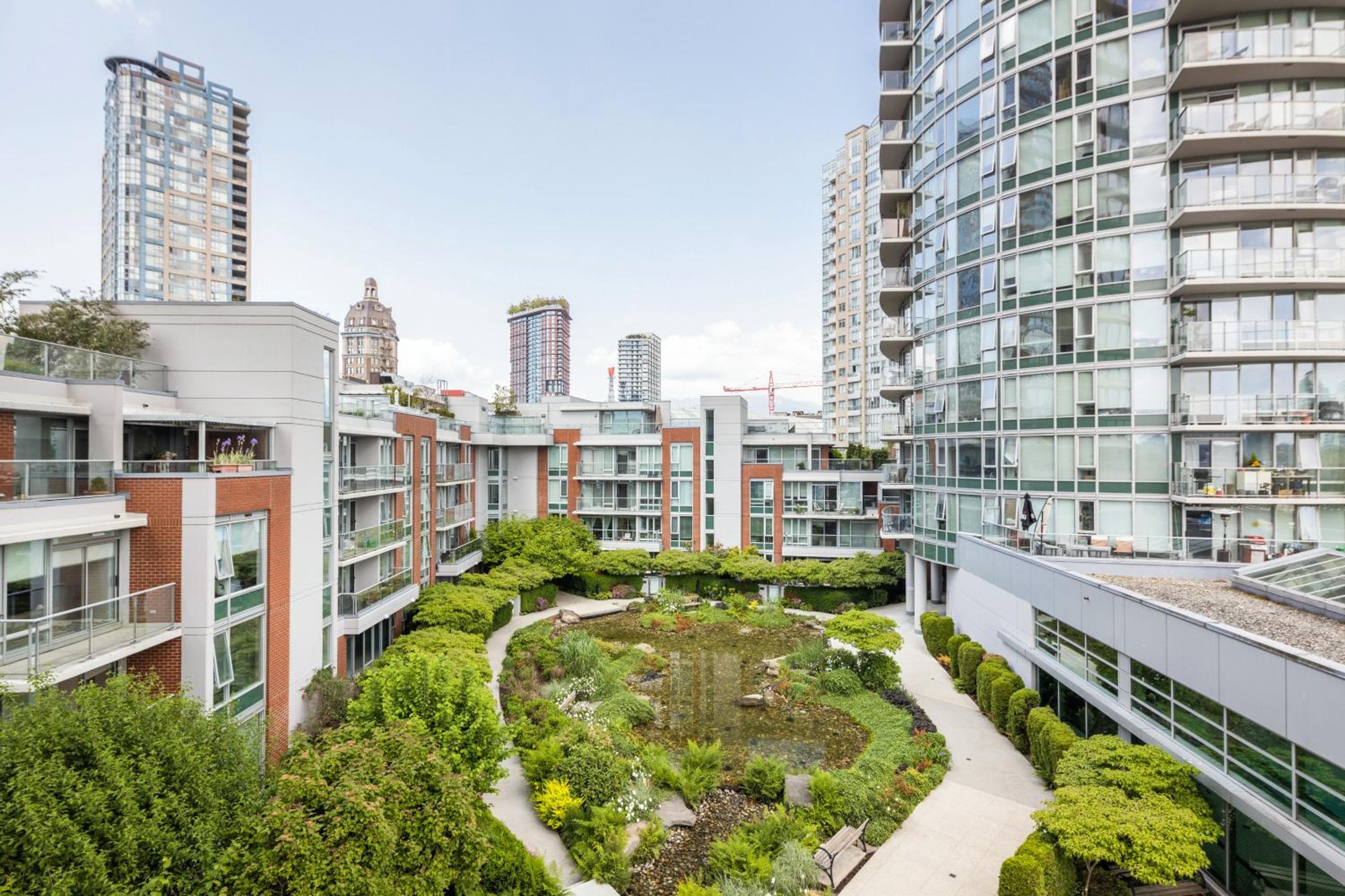 GardenView Modern Condo with Parking, Gym, Pool, AC