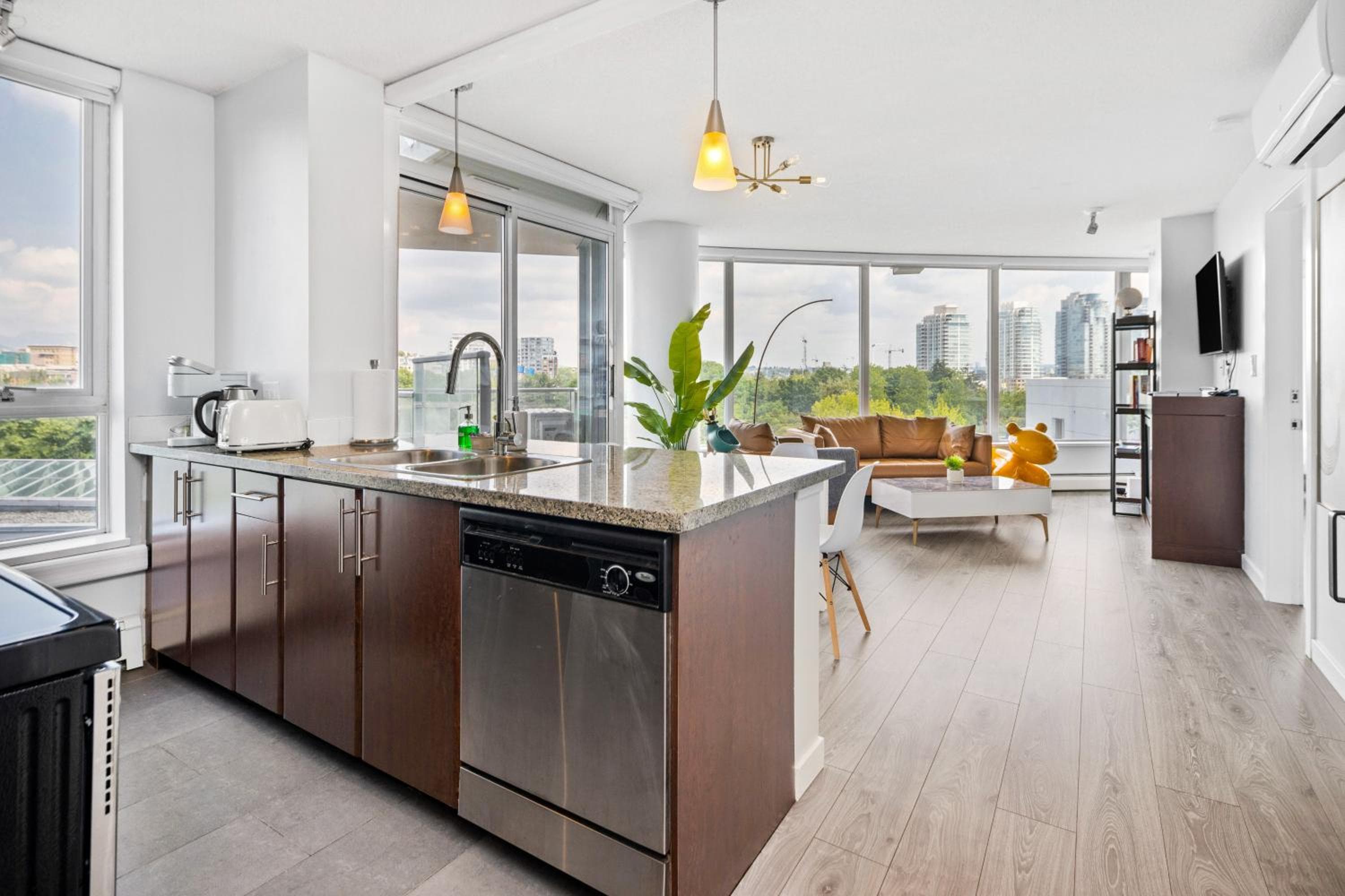 GardenView Modern Condo with Parking, Gym, Pool, AC