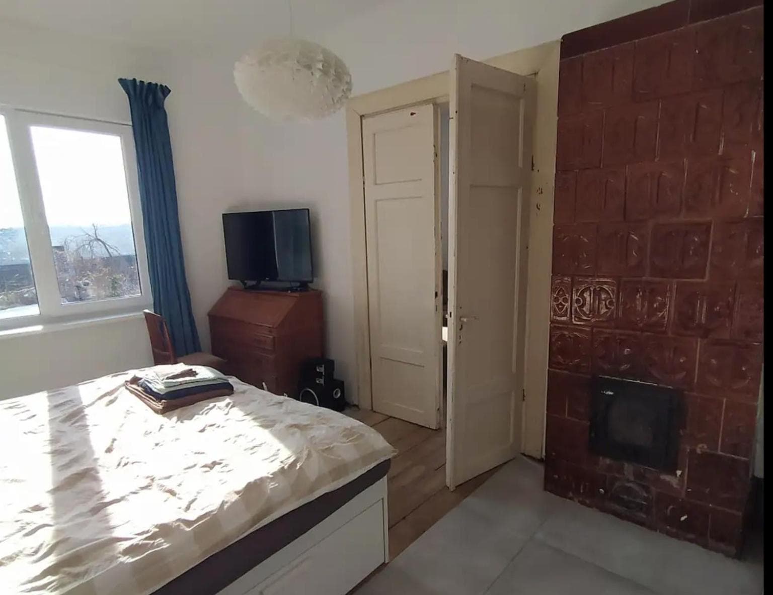 Hillside view house with garden, private parking, quiet location - 12 min to Old town anytime, Long stays welcome