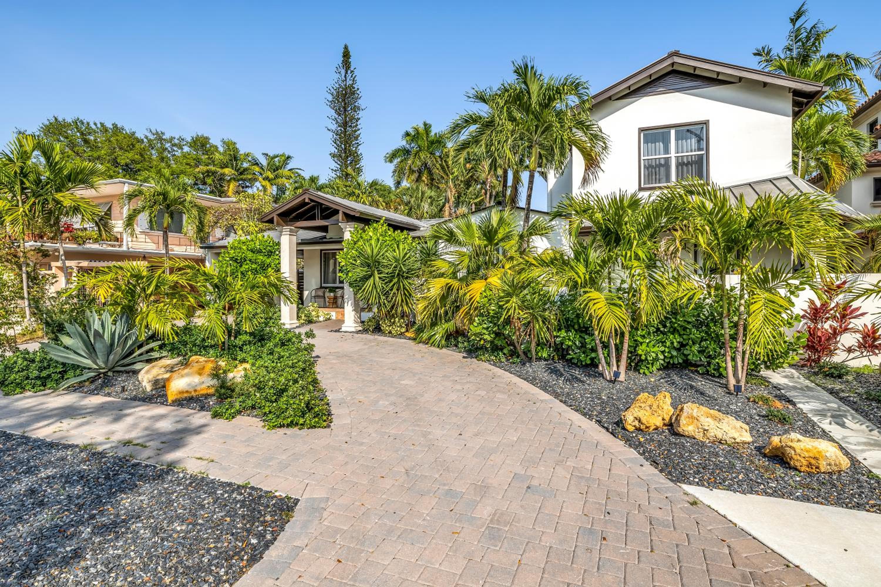 Special Pricing, Las Olas Retreat, Heated Pool, Golf and Family-Ready