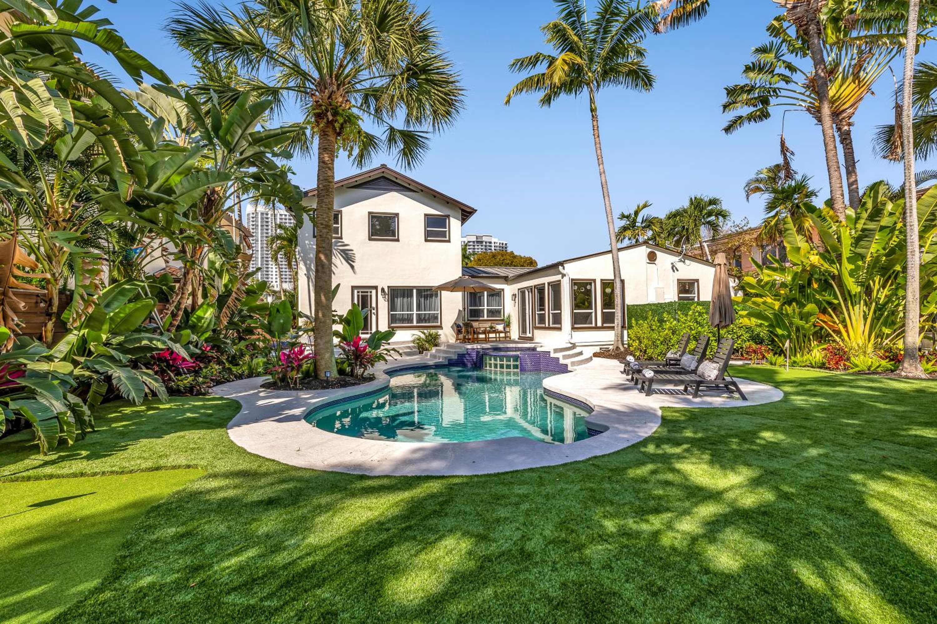 Special Pricing, Las Olas Retreat, Heated Pool, Golf and Family-Ready