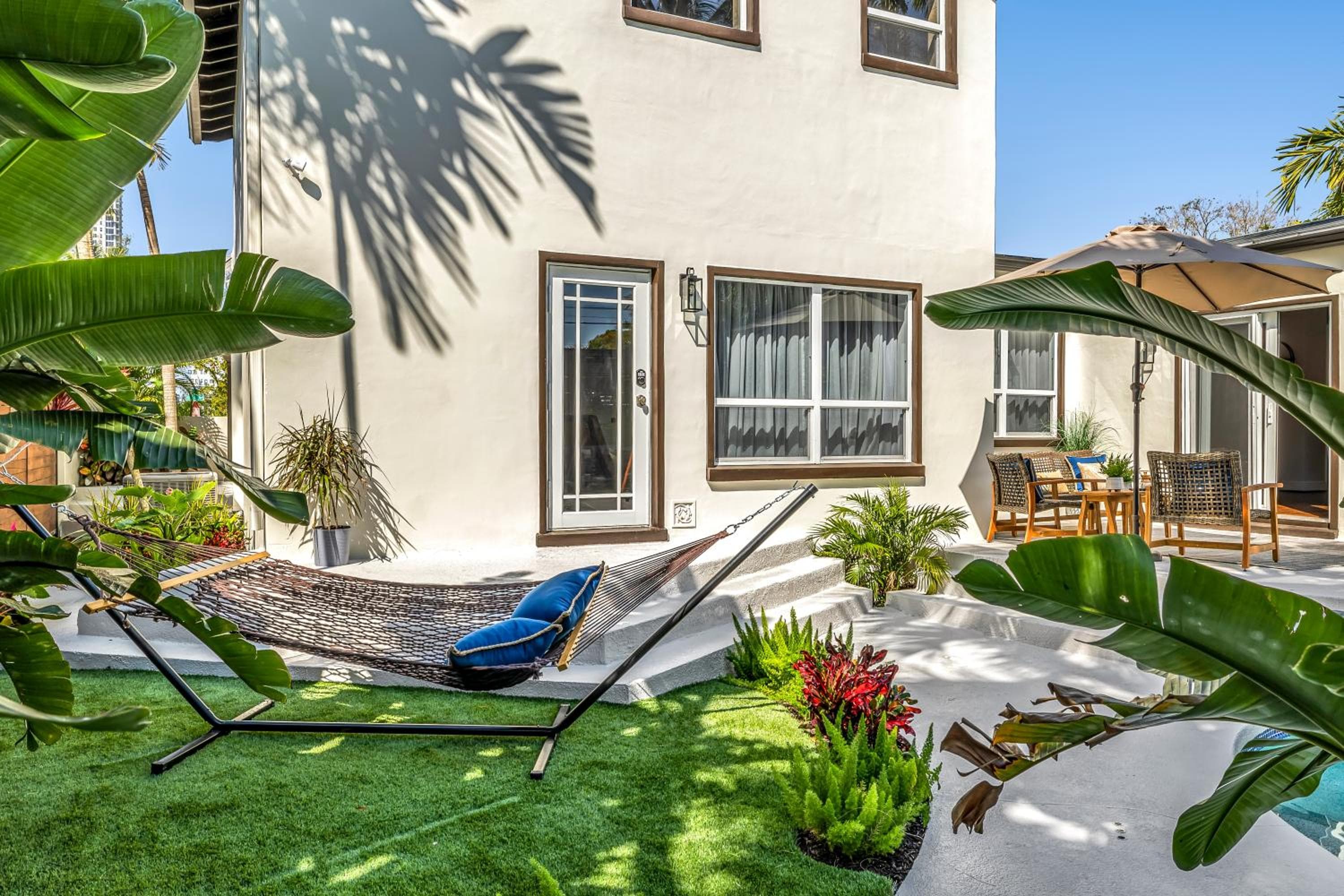 Special Pricing, Las Olas Retreat, Heated Pool, Golf and Family-Ready