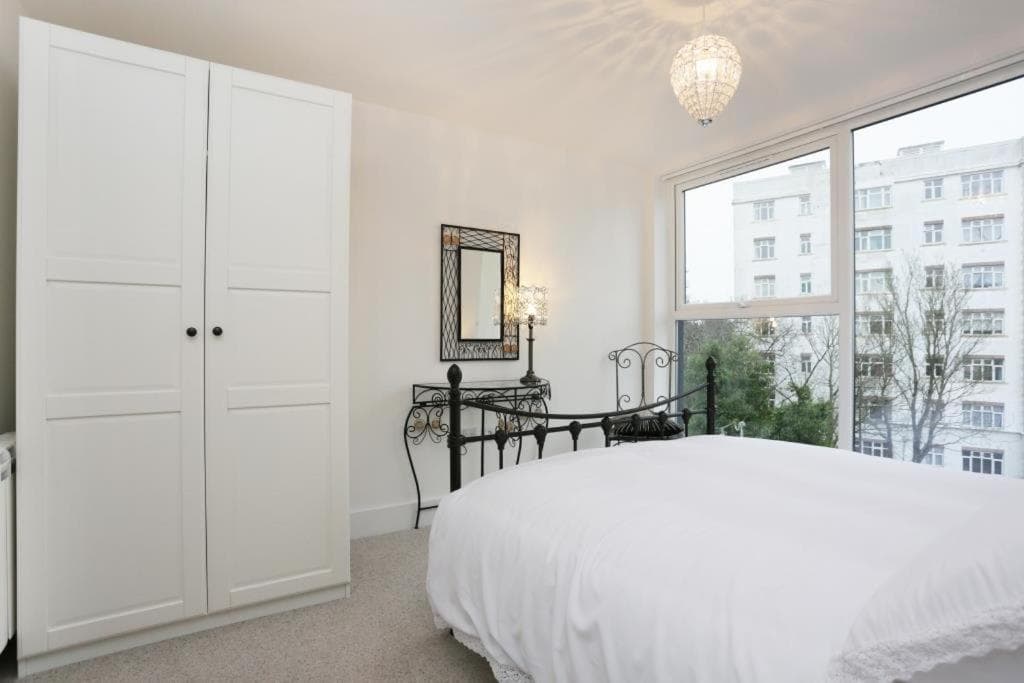 STATUM by BOURNECOAST - A Modern Flat with a Balcony Near the Town Centre - FM6275