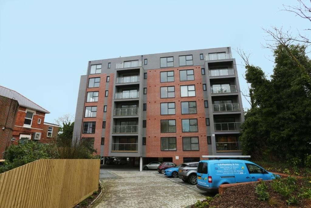 STATUM by BOURNECOAST - A Modern Flat with a Balcony Near the Town Centre - FM6275
