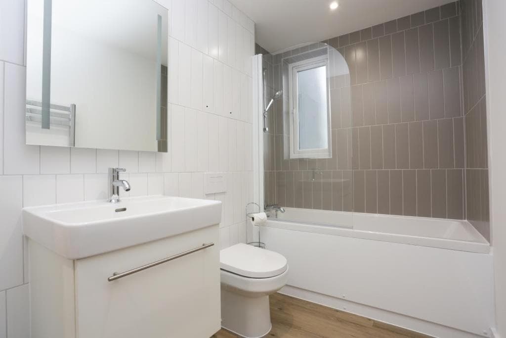 STATUM by BOURNECOAST - A Modern Flat with a Balcony Near the Town Centre - FM6275