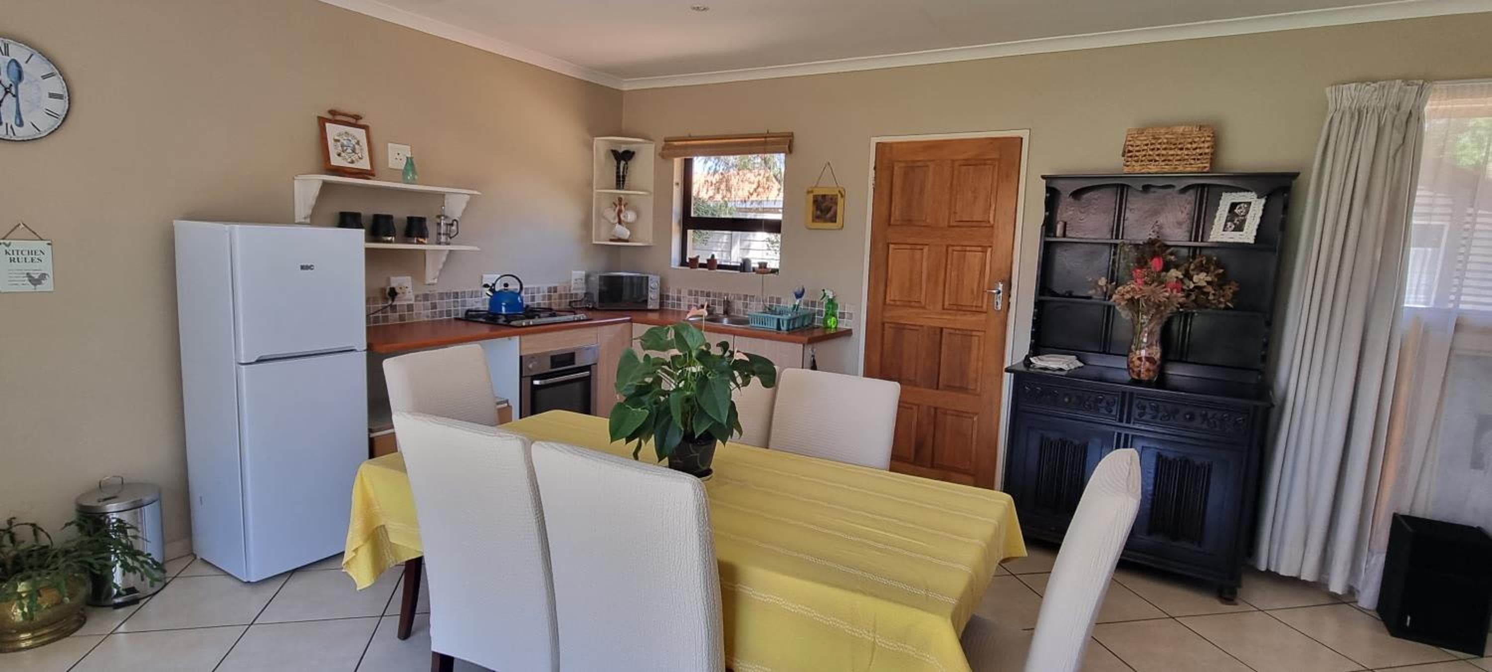Tranquil, large 1 bedroom garden cottage, 12 mins from OR Tambo International with backup water