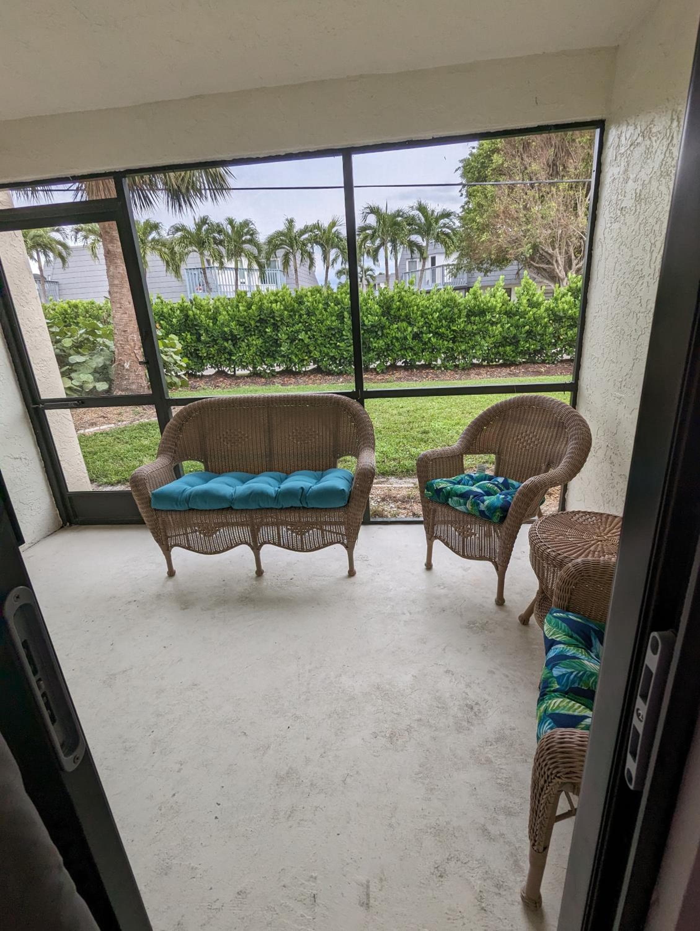 NEW condo! Just 15 min to Ft Myers and Sanibel beach! Great Location!!