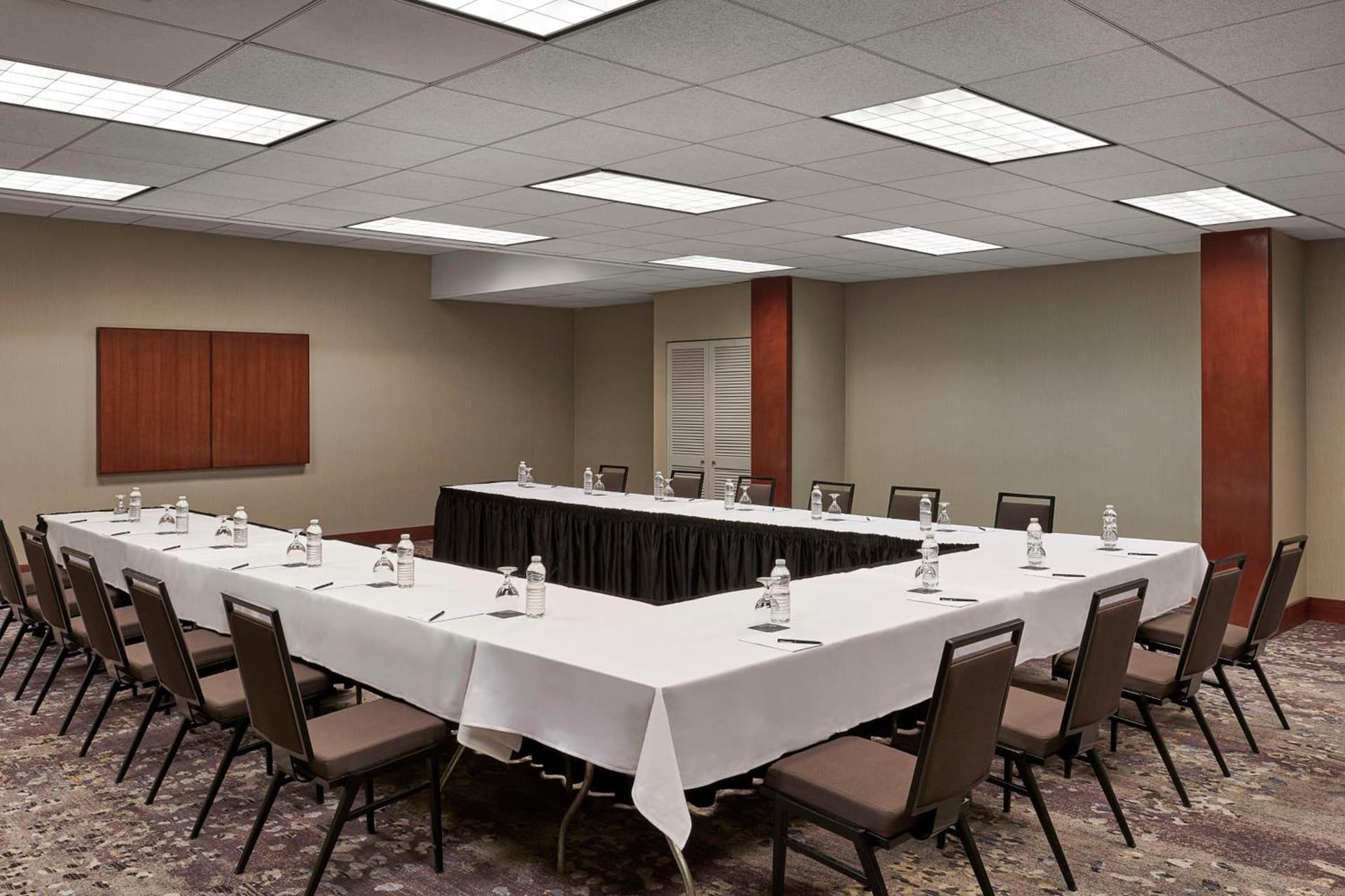 Hilton Toronto Airport Hotel & Suites