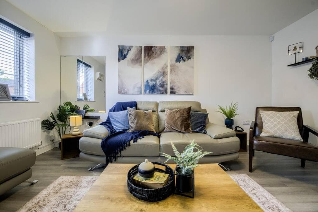 3 BedRoom house, Sleeps 6 with Full Kitchen, Garden and Free Parking - FREE Wi-Fi near Milton Keynes Bowl