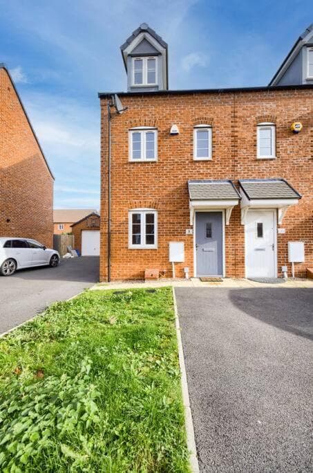 3 BedRoom house, Sleeps 6 with Full Kitchen, Garden and Free Parking - FREE Wi-Fi near Milton Keynes Bowl