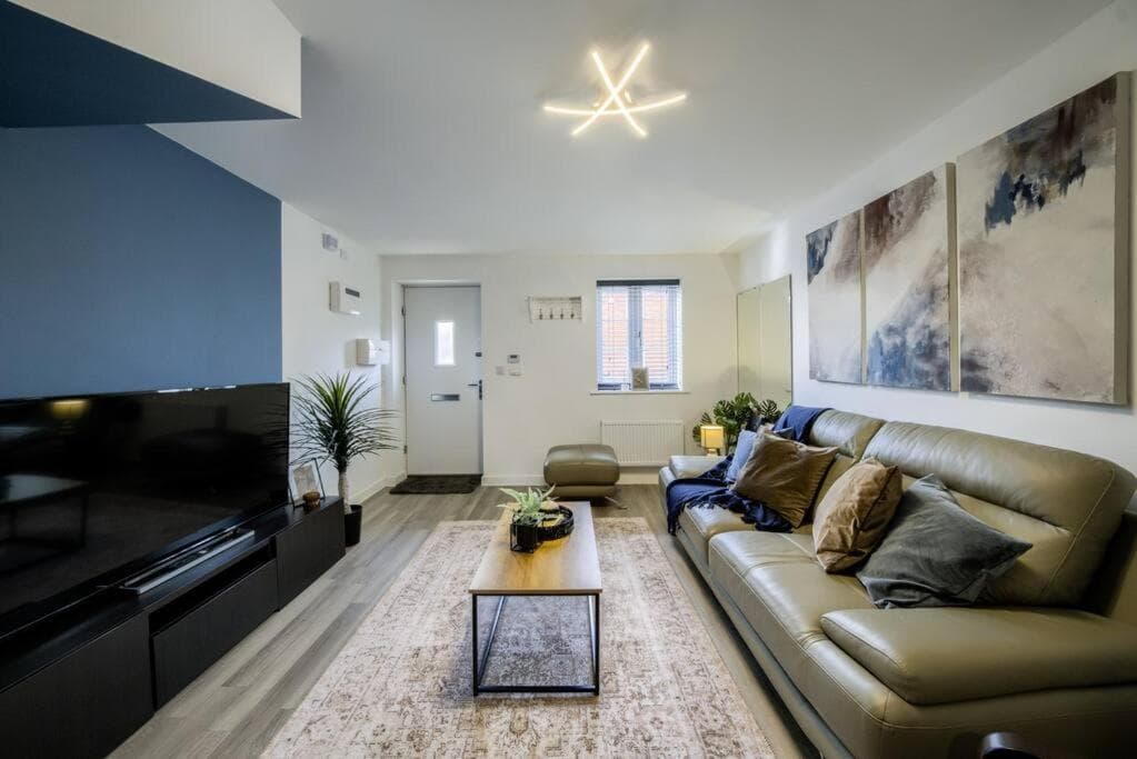3 BedRoom house, Sleeps 6 with Full Kitchen, Garden and Free Parking - FREE Wi-Fi near Milton Keynes Bowl