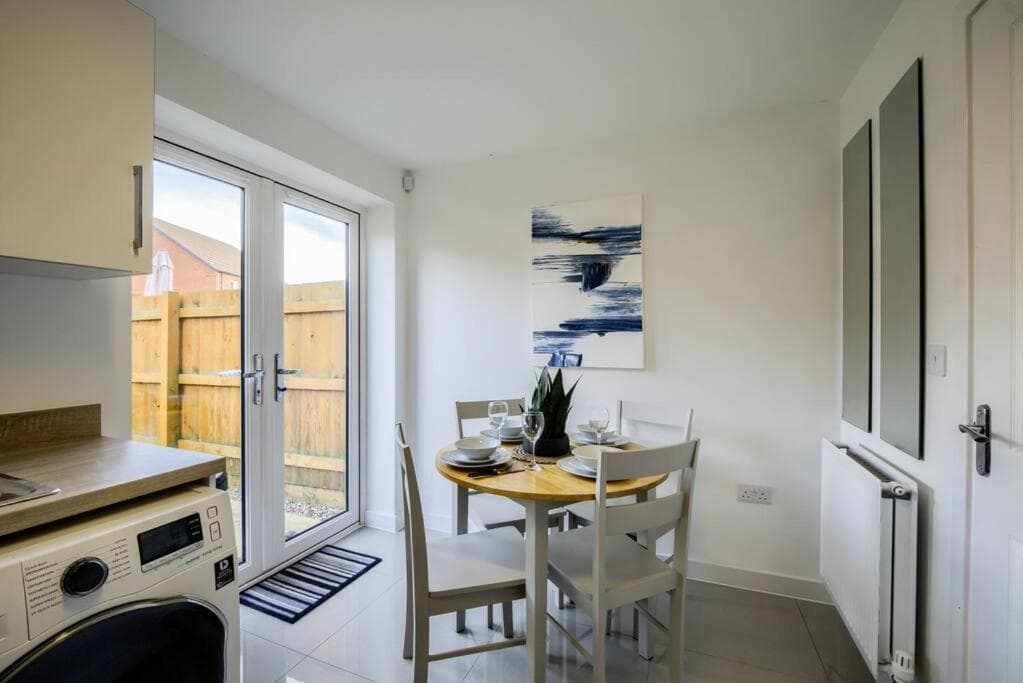 3 BedRoom house, Sleeps 6 with Full Kitchen, Garden and Free Parking - FREE Wi-Fi near Milton Keynes Bowl