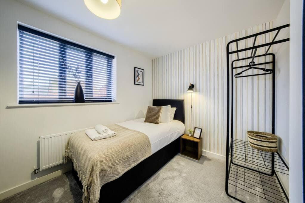 3 BedRoom house, Sleeps 6 with Full Kitchen, Garden and Free Parking - FREE Wi-Fi near Milton Keynes Bowl