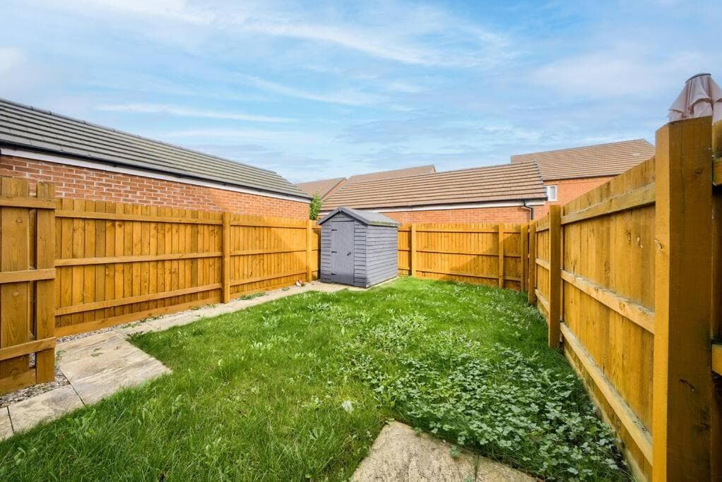 3 BedRoom house, Sleeps 6 with Full Kitchen, Garden and Free Parking - FREE Wi-Fi near Milton Keynes Bowl