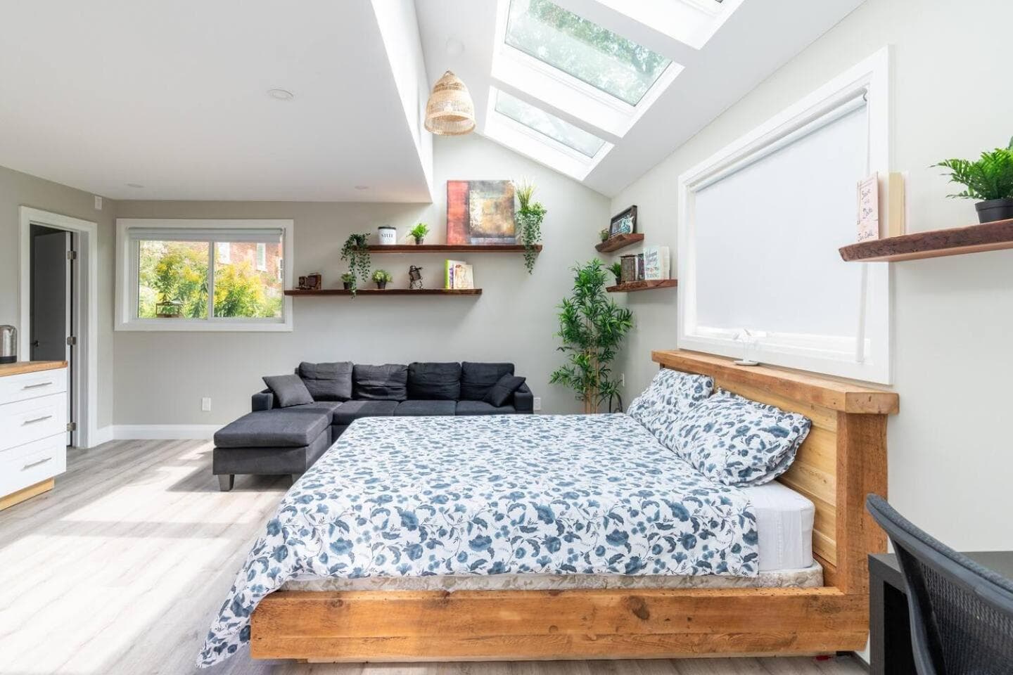 ENTIRE BACHELOR UNIT EN-SUITE UPTOWN WATERLOO - e4