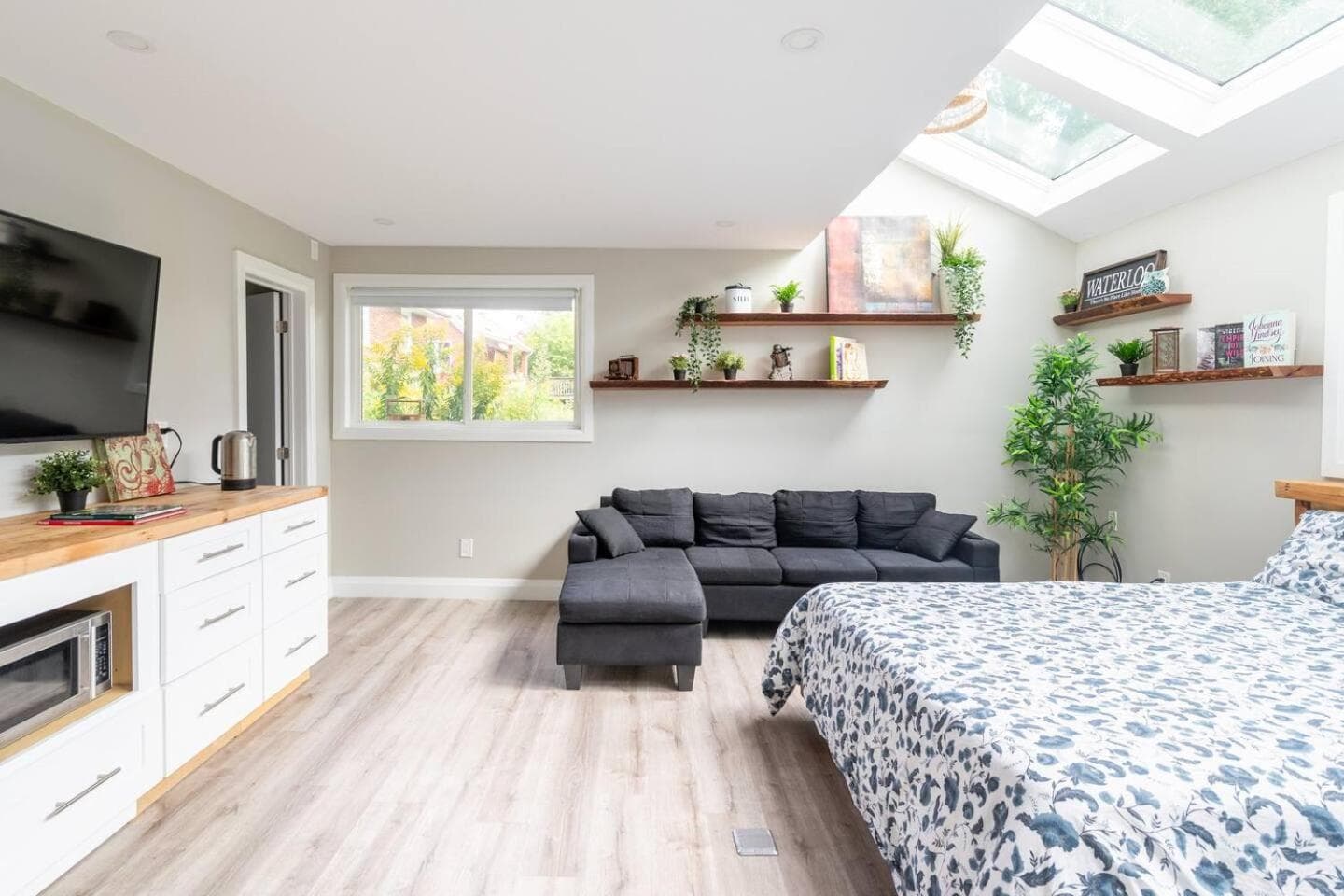 ENTIRE BACHELOR UNIT EN-SUITE UPTOWN WATERLOO - e4