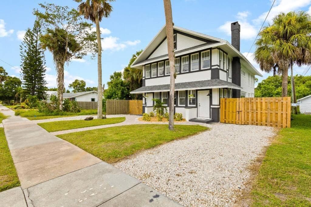 Citrus Suite - Close to Downtown, Hospital & Beaches