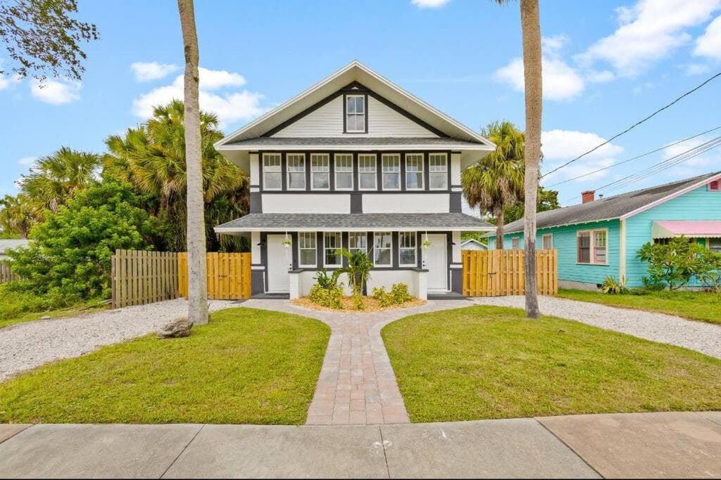 Palm Court-Close to Hospital, Downtown & Beaches