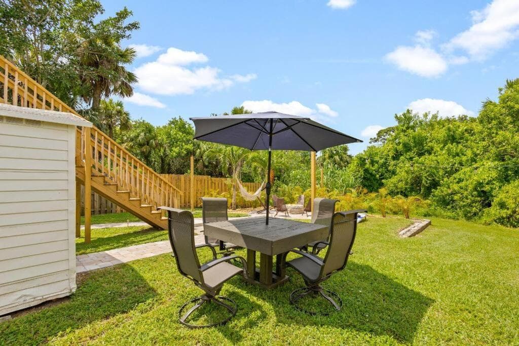 Palm Court-Close to Hospital, Downtown & Beaches