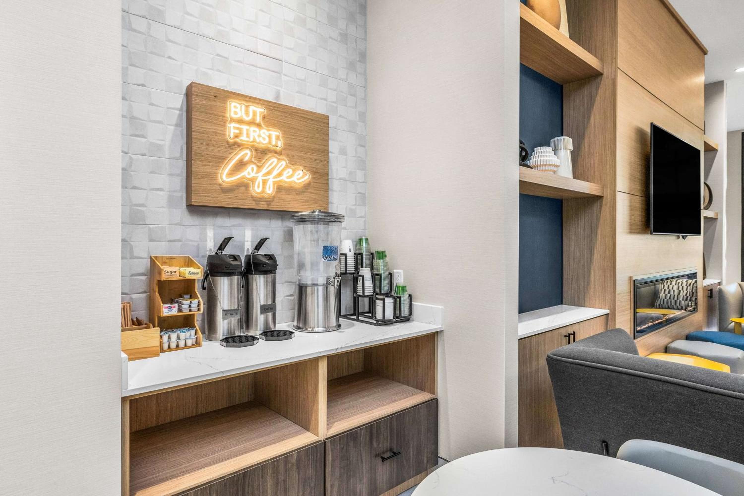 La Quinta Inn & Suites by Wyndham San Jose Airport-Downtown