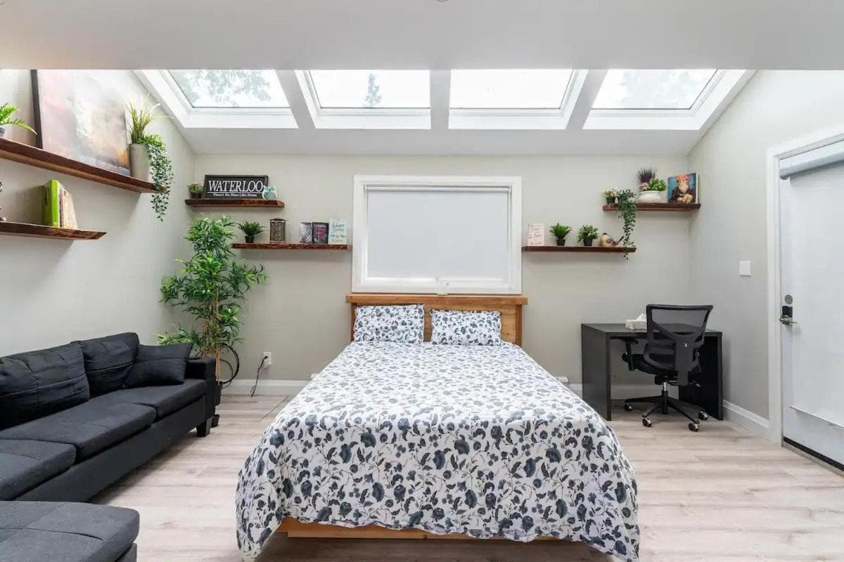 ENTIRE BACHELOR UNIT EN-SUITE UPTOWN WATERLOO - e4