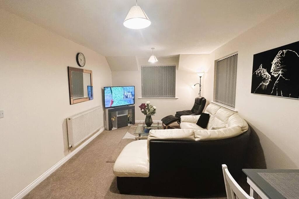 2-Bed spacious apartment - One Ensuite