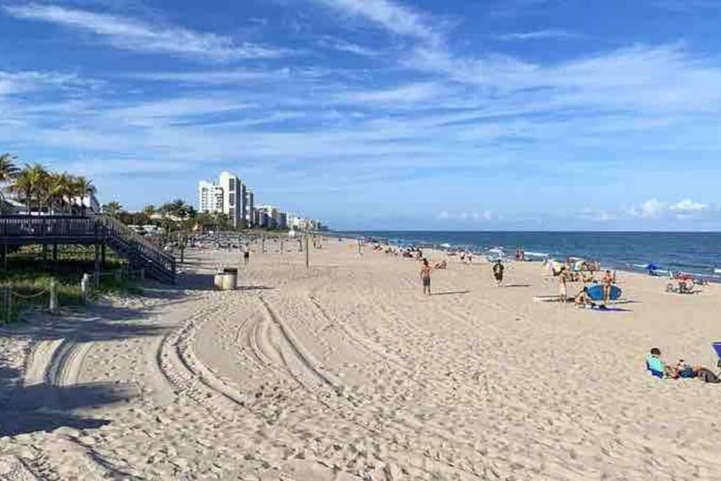 Deerfield Beach Boca Raton with pool 1 mile from the beach