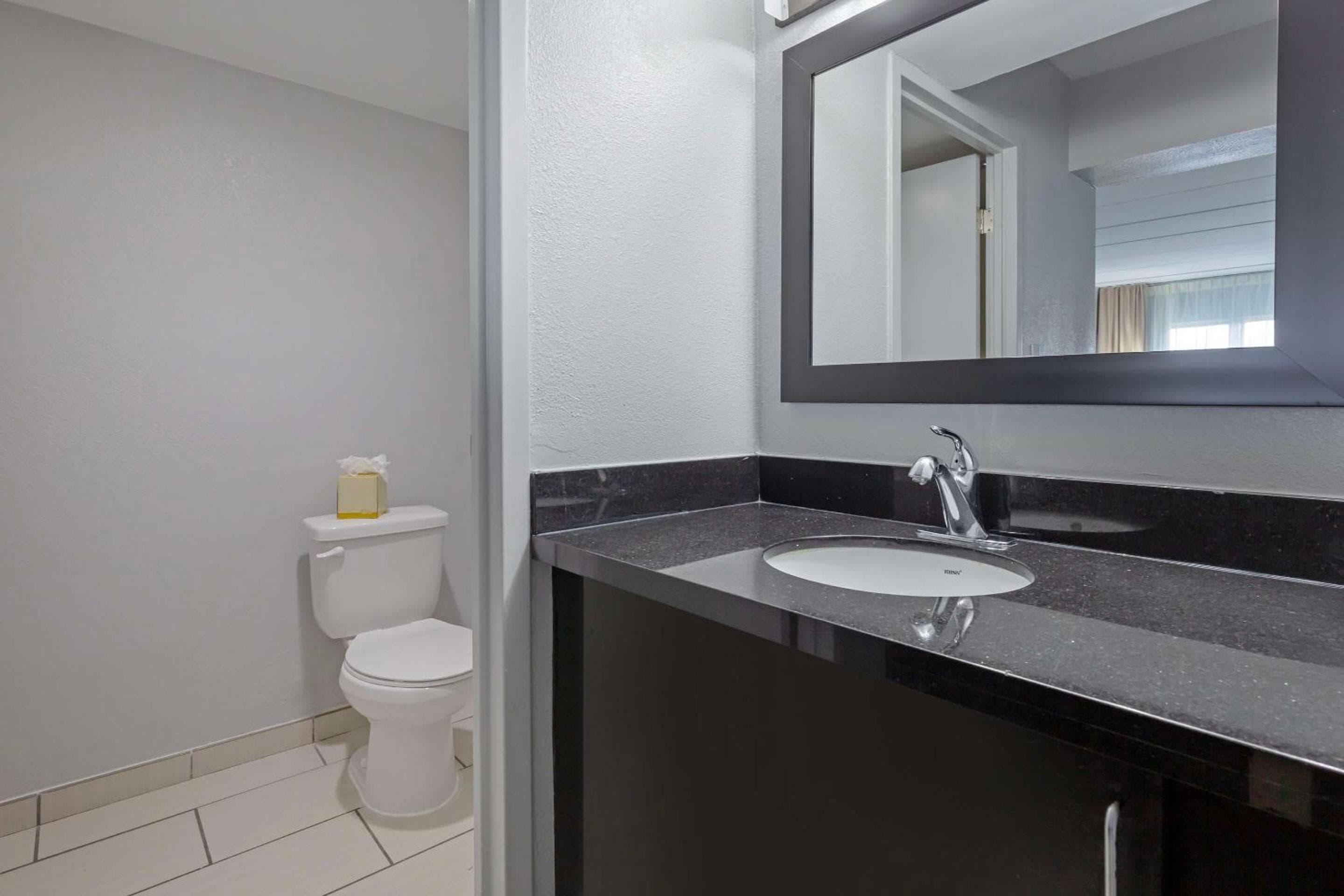 Clarion Hotel & Suites BWI Airport North