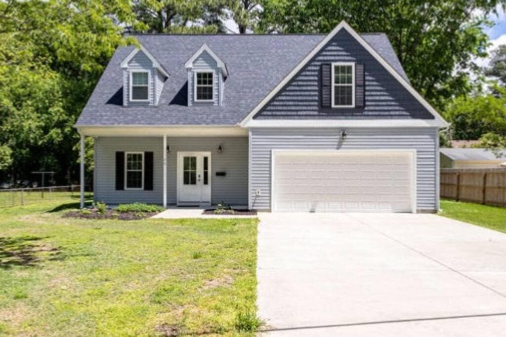2 blocks to CNU-5 bedroom house with First floor Master