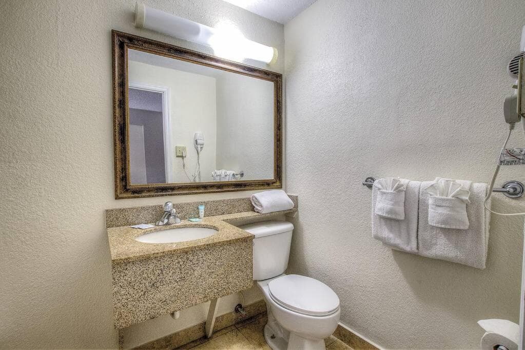 Coastal Comfort Getaway*Wi-Fi*TV*105