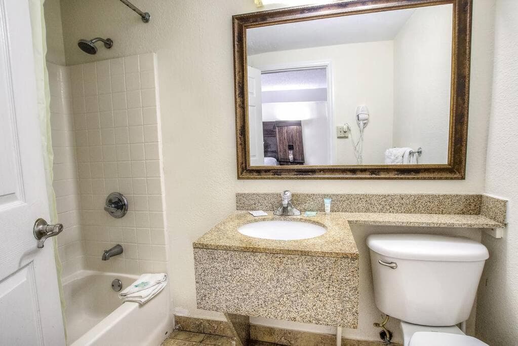 *Shorefront 1kingbed Pvt Studio*107*