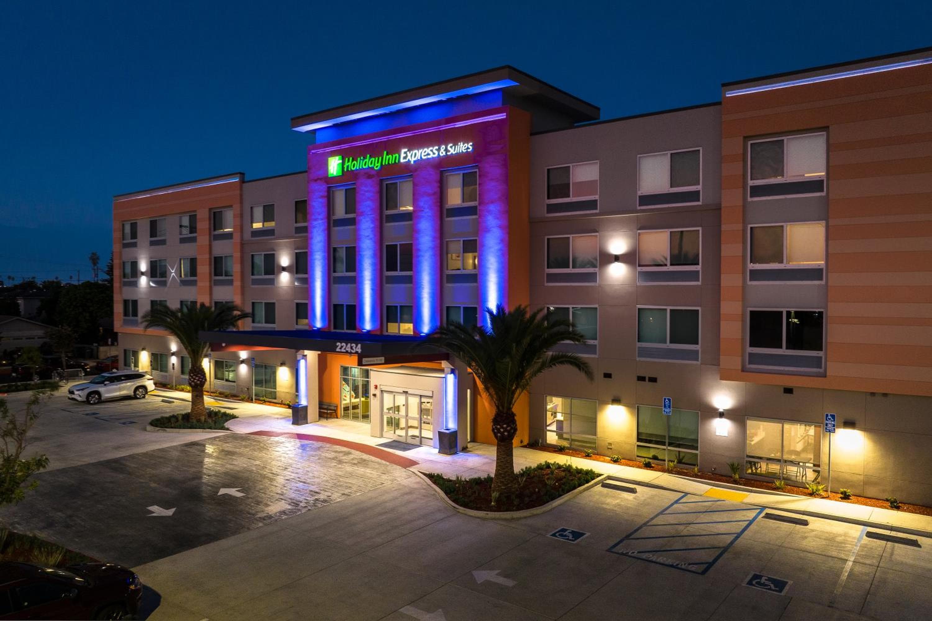 Holiday Inn Express & Suites Hawaiian Gardens by IHG