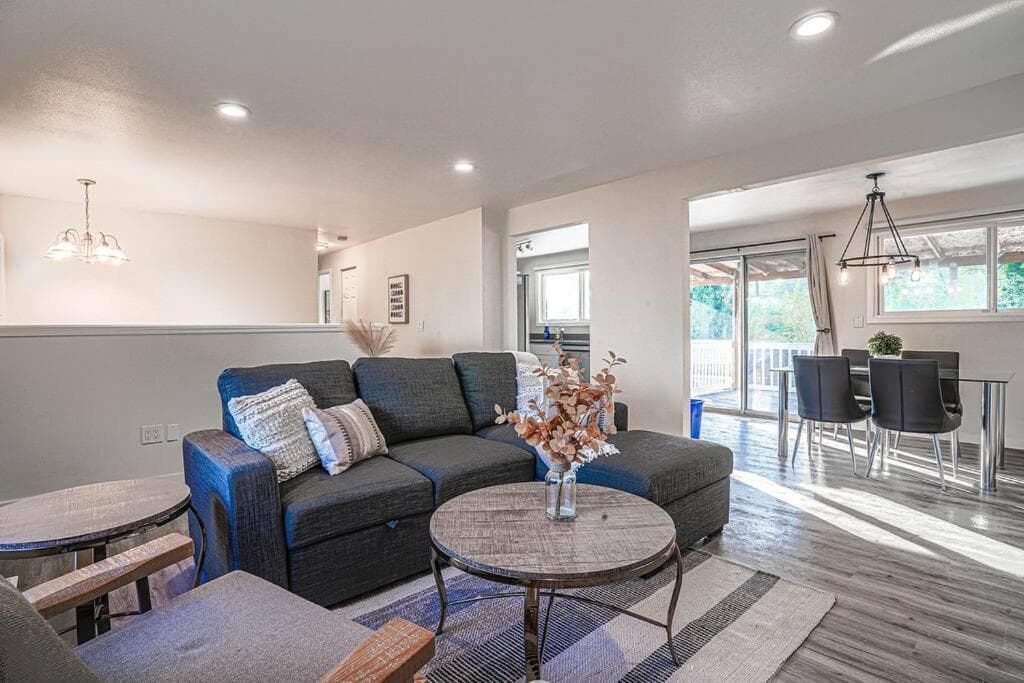 Seatac 2 BR Upper Unit 5 min to Airport