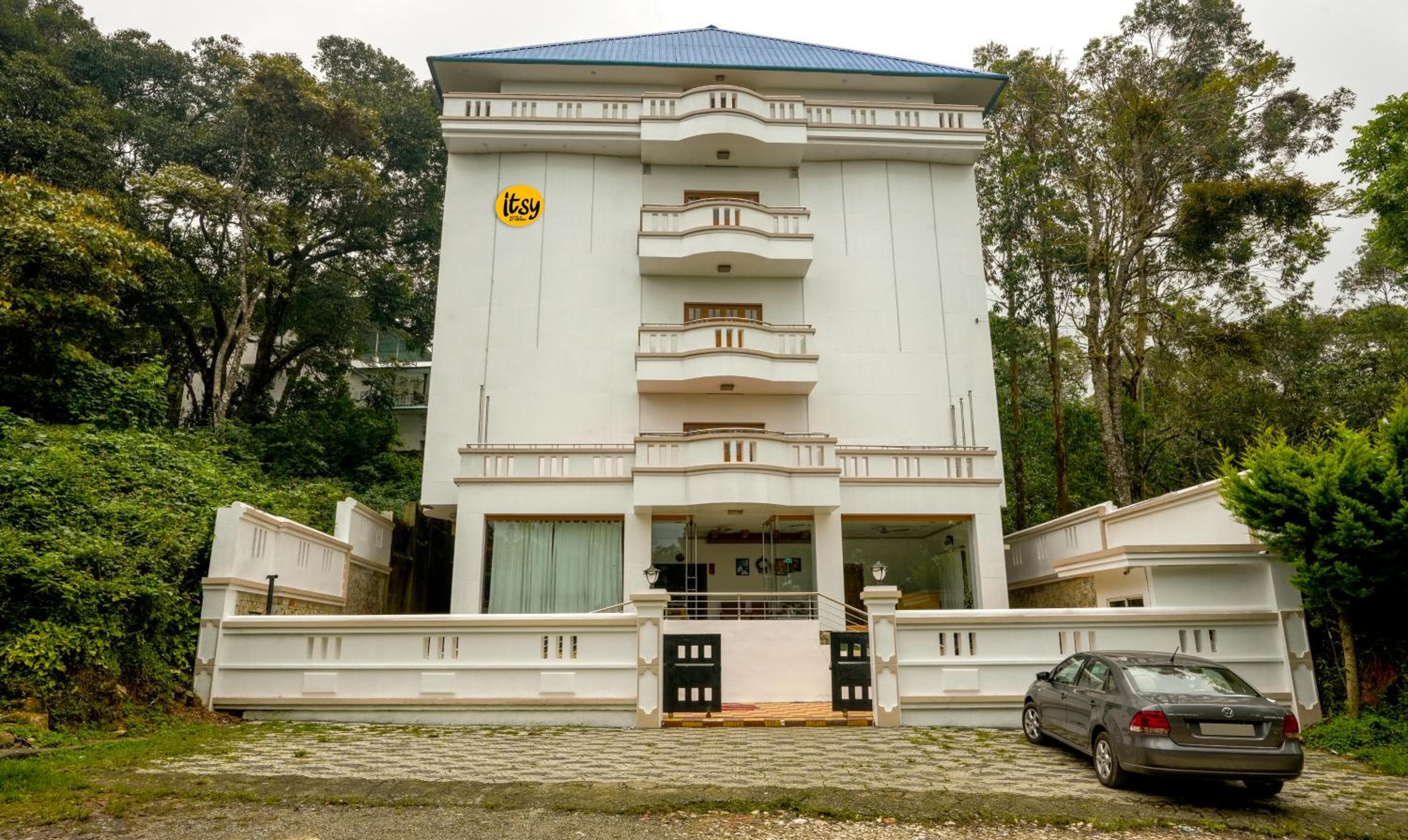 Itsy Hotels Classiyo Munnar Crown Resorts with Balcony