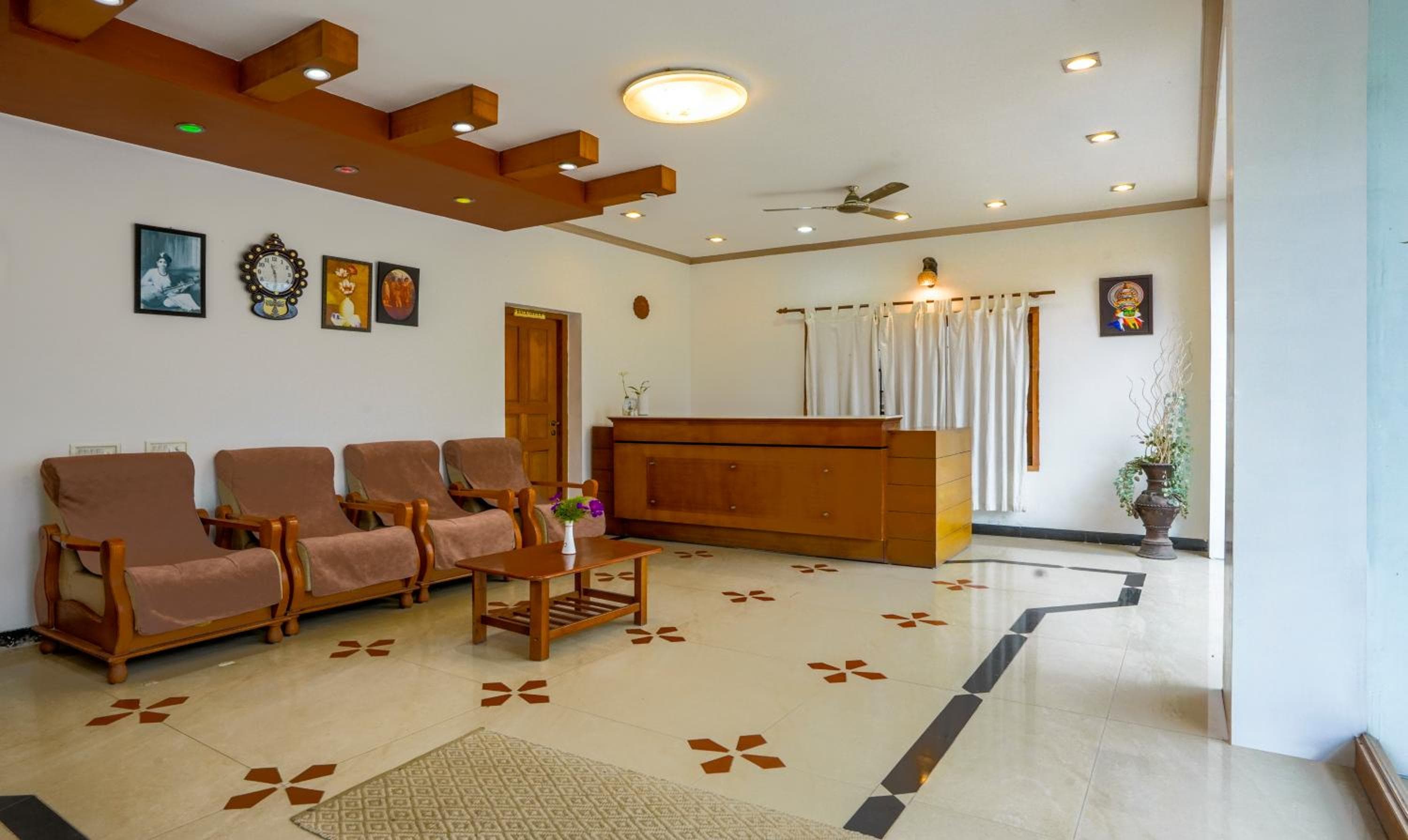 Itsy Hotels Classiyo Munnar Crown Resorts with Balcony