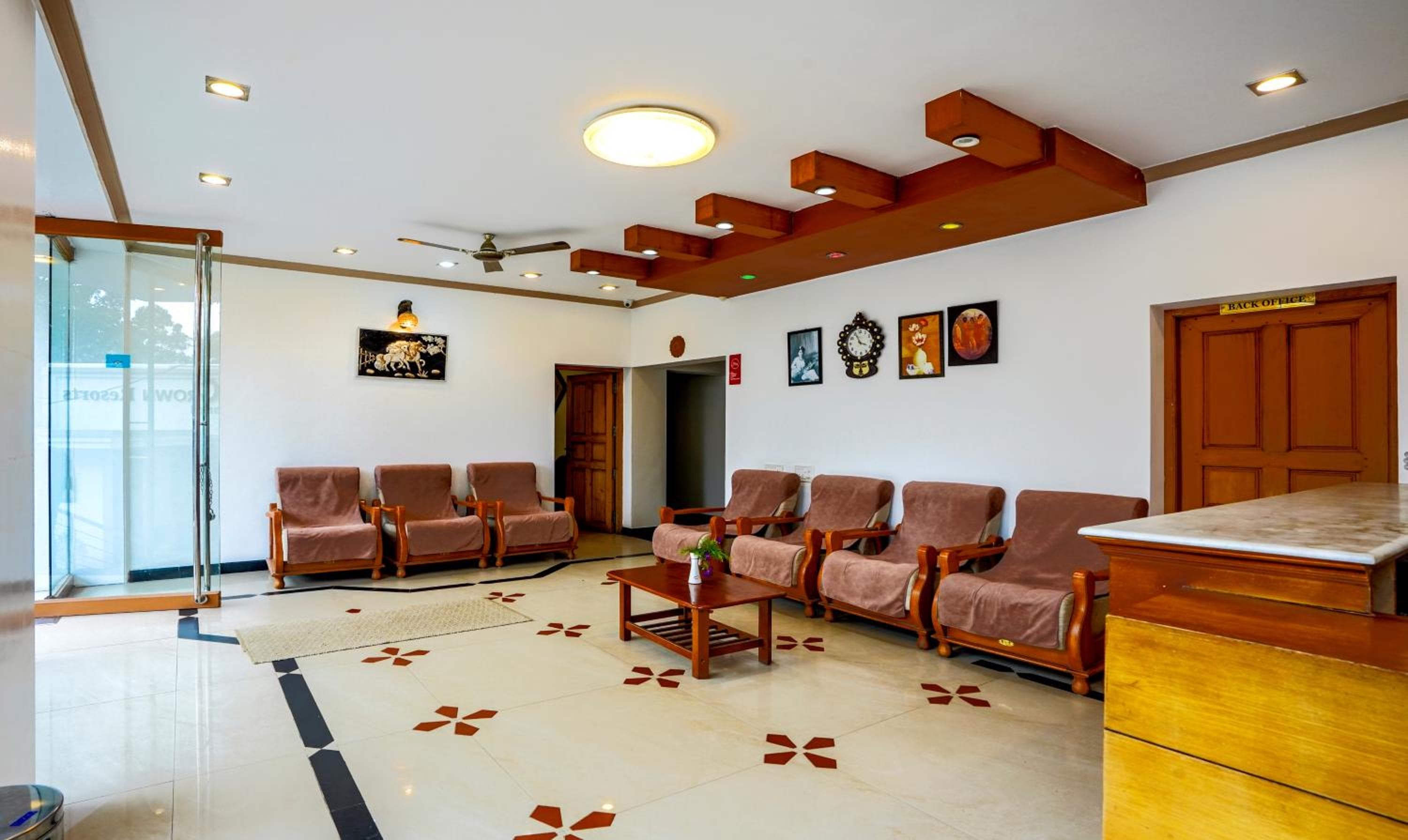 Itsy Hotels Classiyo Munnar Crown Resorts with Balcony