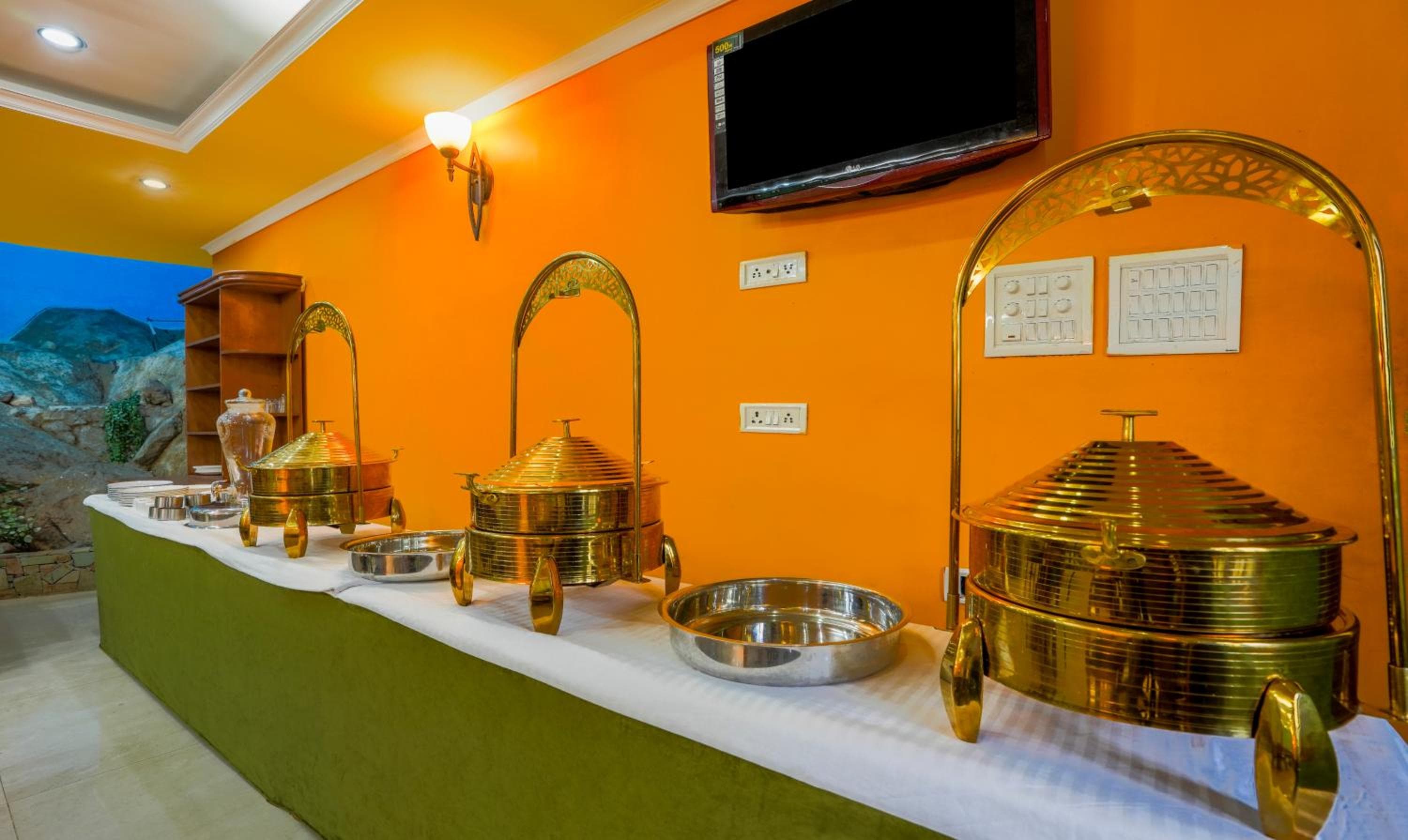 Itsy Hotels Classiyo Munnar Crown Resorts with Balcony