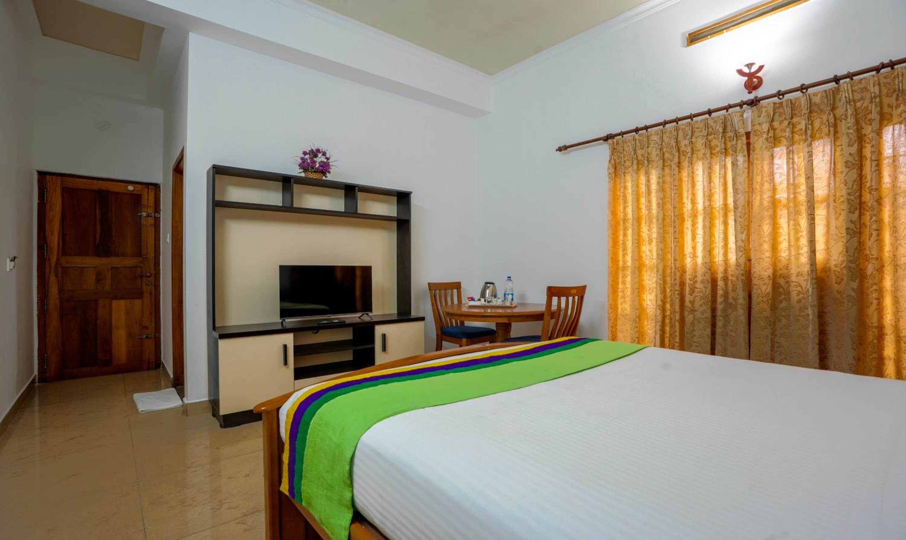 Itsy Hotels Classiyo Munnar Crown Resorts with Balcony