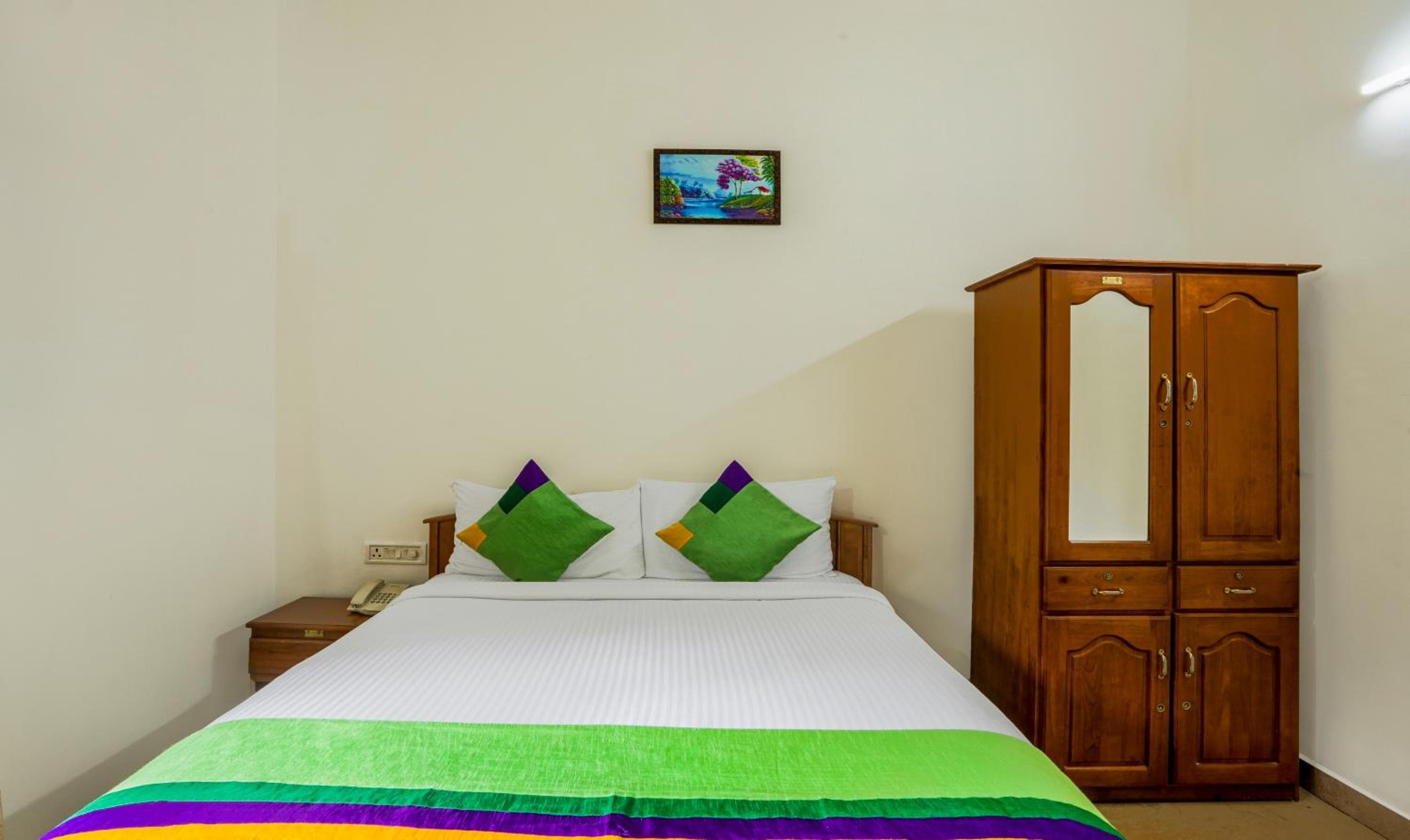 Itsy Hotels Classiyo Munnar Crown Resorts with Balcony