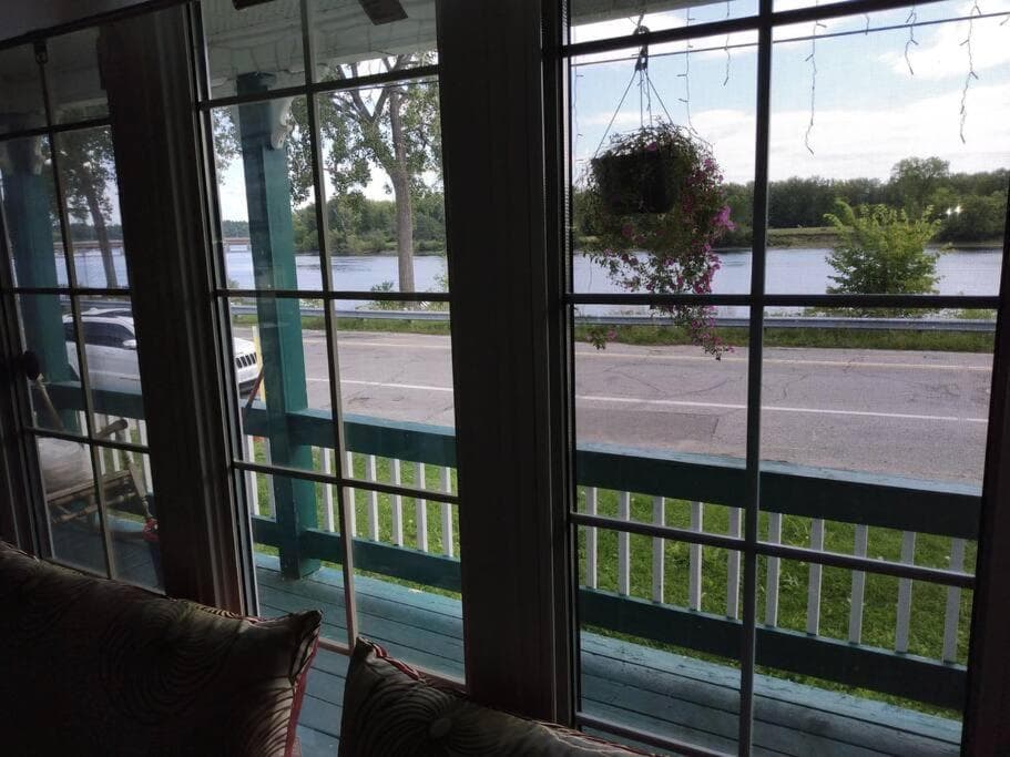Beautiful Guest Home Riverfront Retreat 15 Min to Ottawa