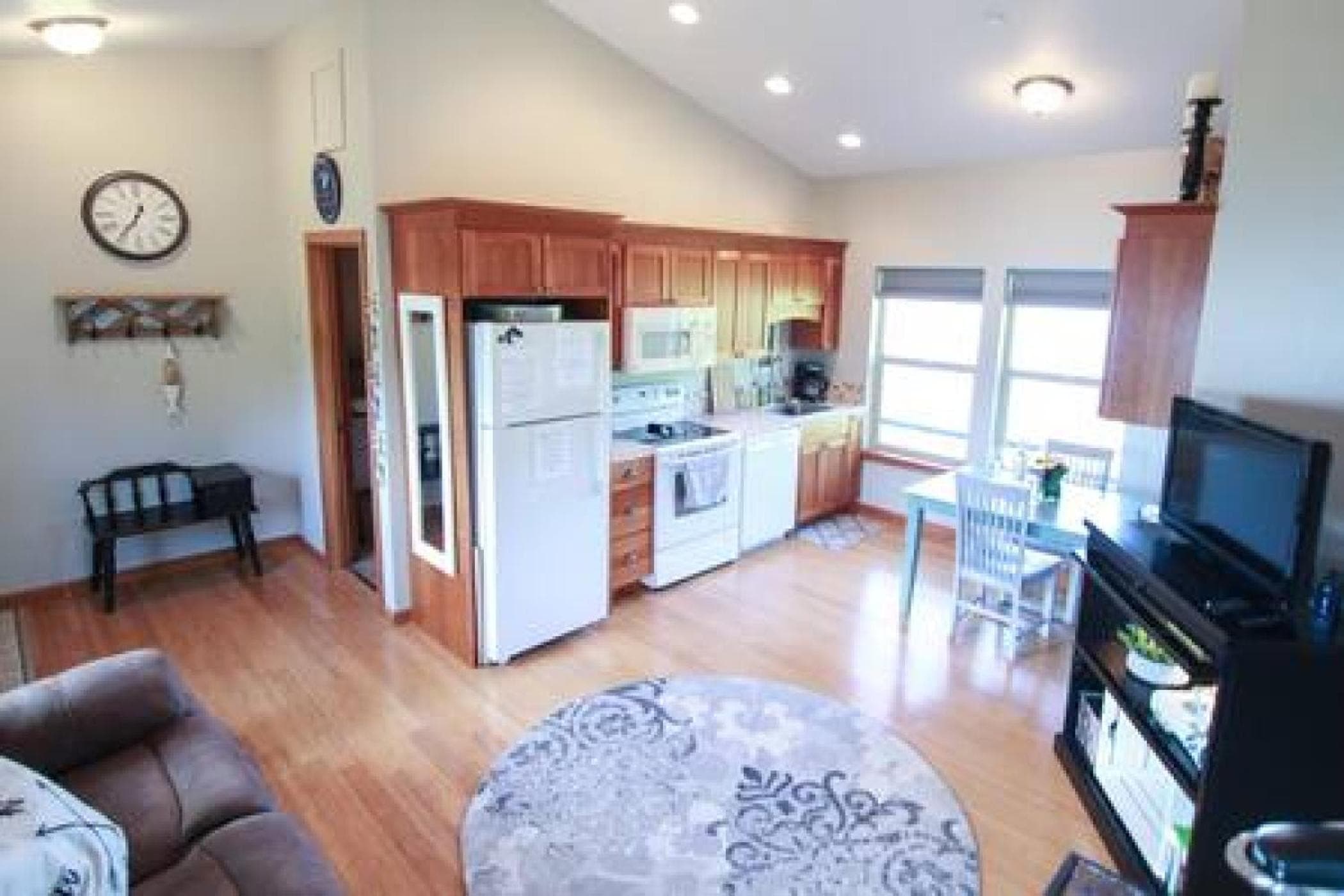 2BR Astoria Escape Surrounded by Water Views