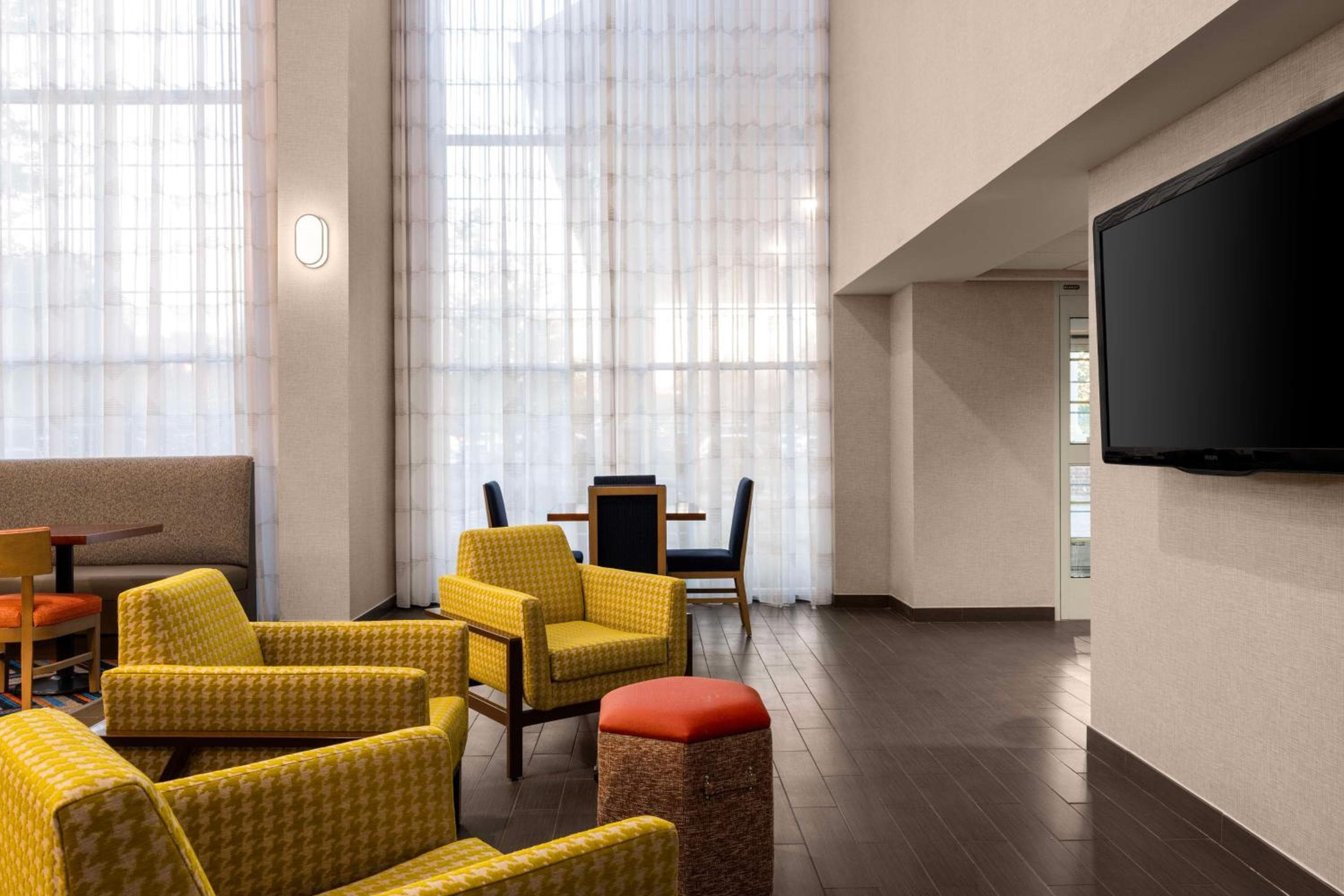 Hampton Inn & Suites State College at Williamsburg Square