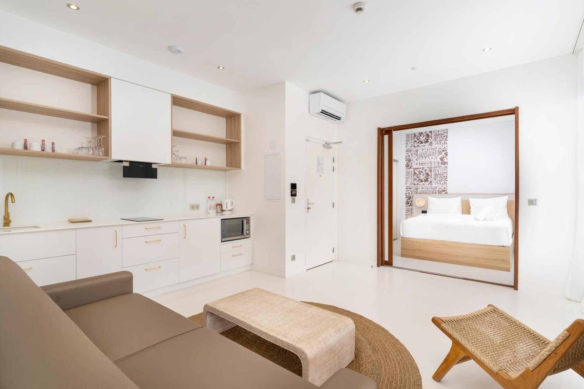 Cook's Bay Hotel & Suites